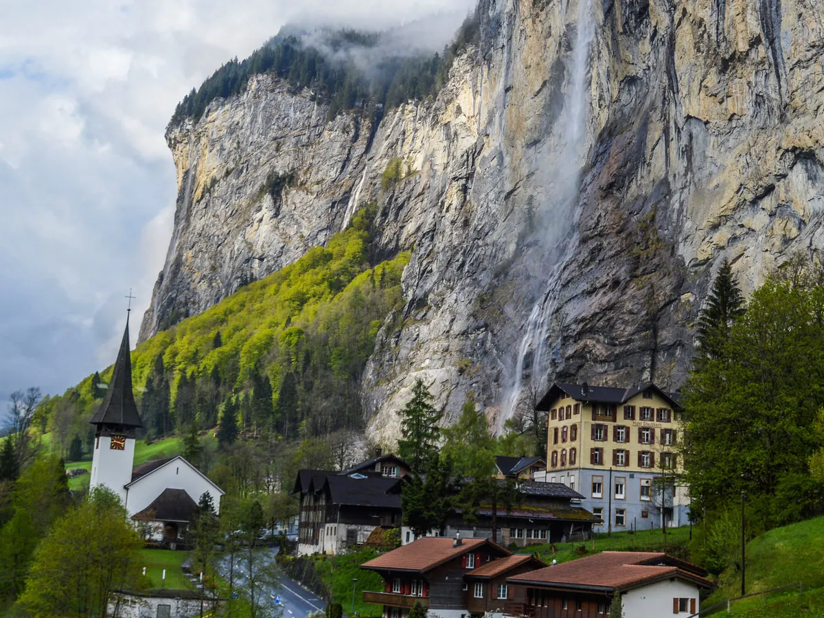 Lauterbrunnen, la cascade du Staubbach et l'église du village